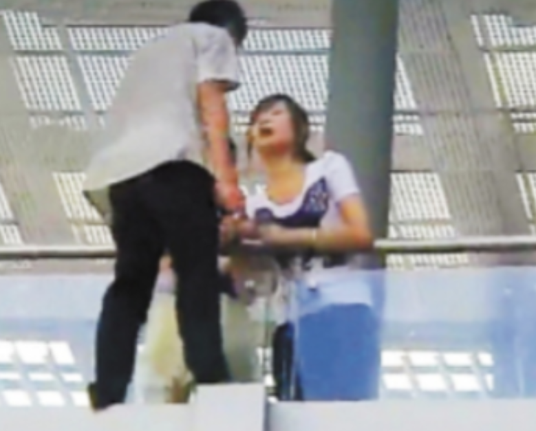 2011年，深圳一名才16岁的男孩欲跳桥自杀，被一名过路的19岁女孩看到，她上去
