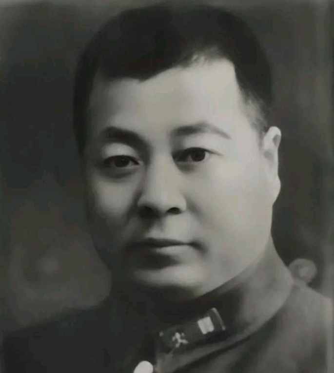 淮海战役中，孙良诚带着部队往徐州逃窜时，被解放军包围。周镐穿越火线去劝降，骂道：