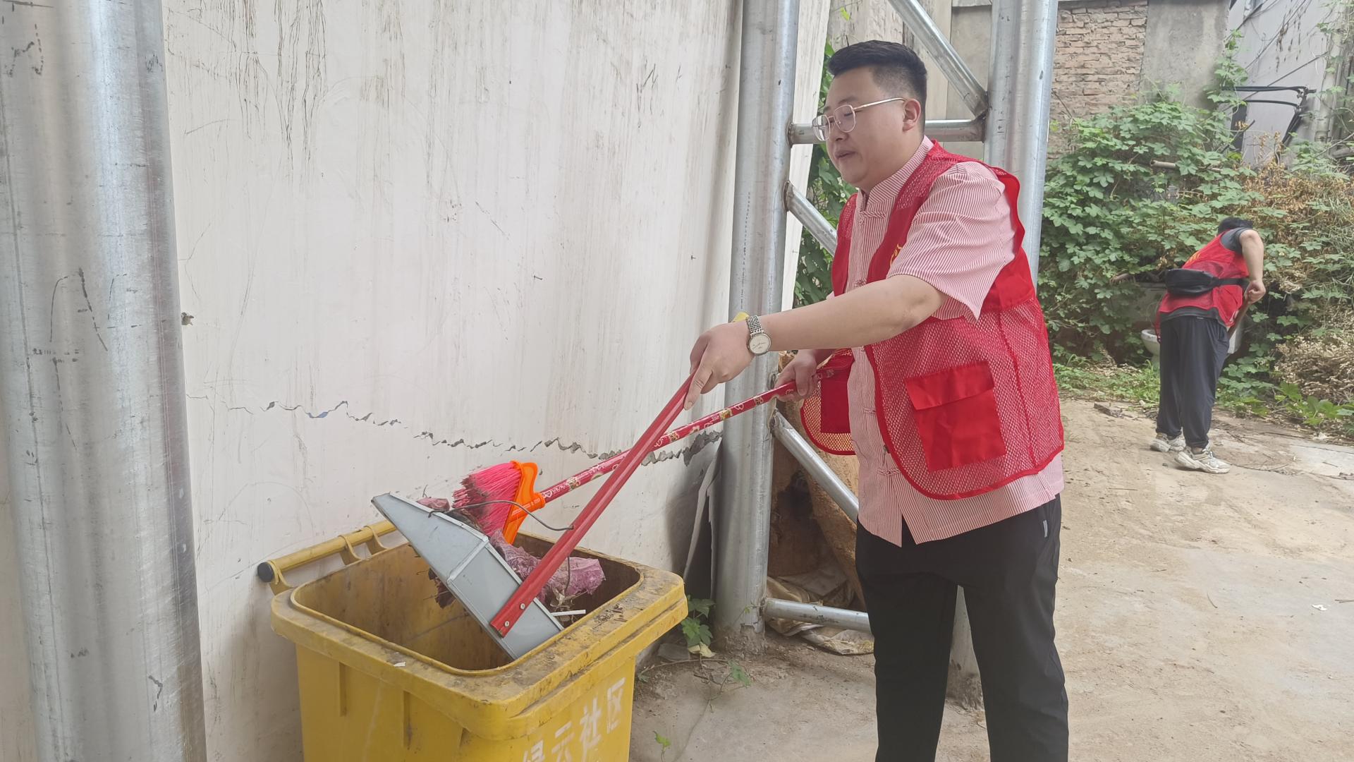 环境清扫齐行动  干净整洁迎“七一”