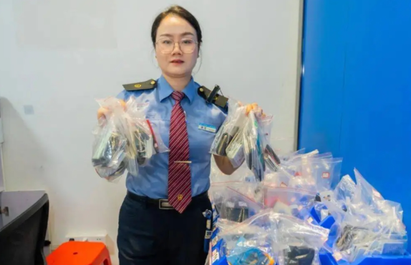 长点心吧！广东广州，春运8天，仅广东南站就捡到了1010张身份证，工作人员增设一