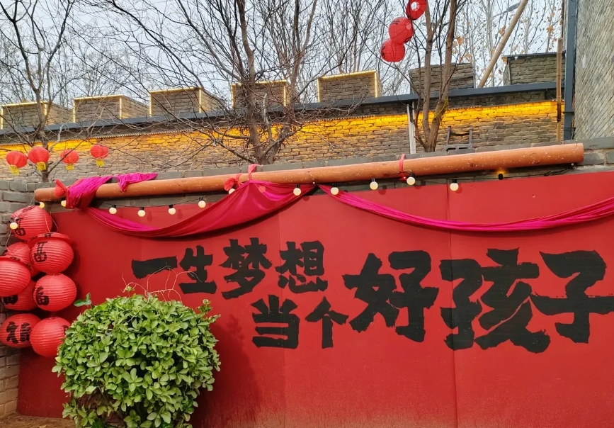 我有特别强烈的不配得感。

比如，闺女邀请全家去看《哪吒》，我觉得好几十块钱看个