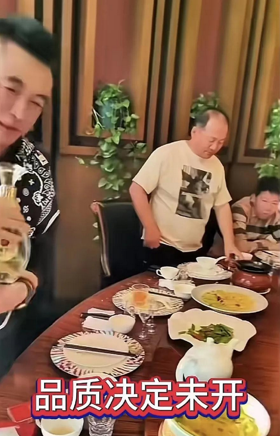 著名二人转演员谢广坤在象牙山村拍戏两个月喝掉300多瓶茅台，饭店老板表示垫付不起