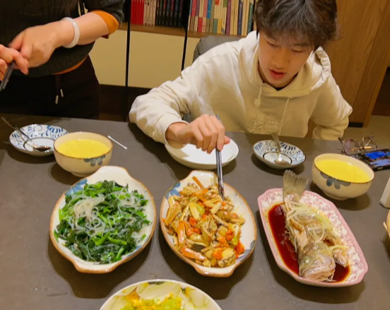 昨天周六，妯娌开车三个多小时，奉小叔子之命，带他儿子从京回老家看望爷爷奶奶，住一