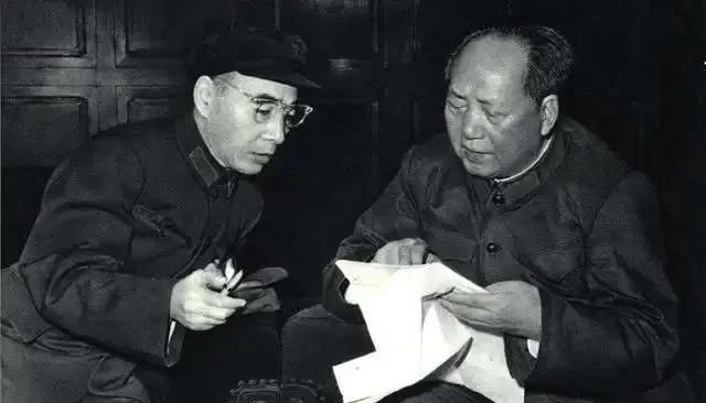 60年代中期毛主席的珍贵罕见照片。这个穿军装戴眼镜的人是谁？
