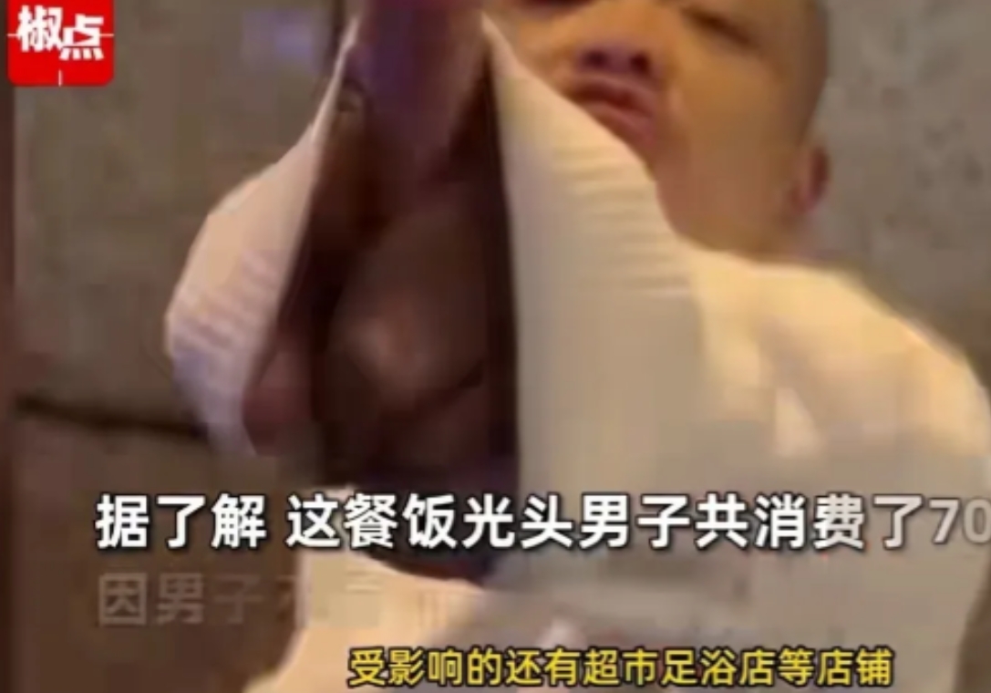 “你过来打我呀，我打不赢你！”湖南长沙某饭店内，一光头男子独自进门称3人就餐，一