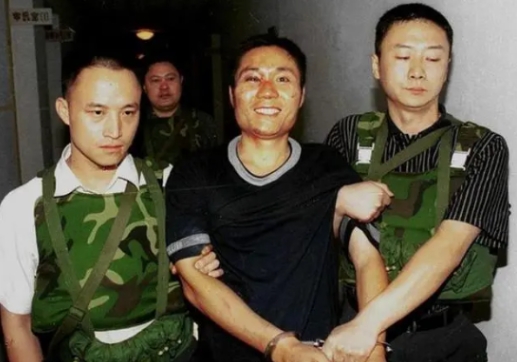 2000年9月19日，“中国第一悍匪”张君，被时任重庆市公安局分管刑侦的副局长文