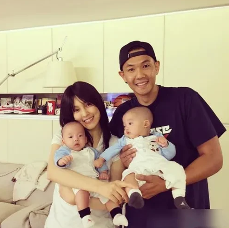 先追的小S，关系极其暧昧。
后与大S相恋，同居了7年。
最后娶了大S的闺蜜。
这