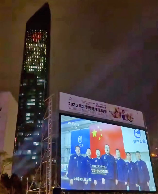 台湾转播央视！
不少台湾民众表示，在昨天跨年夜晚，台湾不少街头转播了央视的节目，