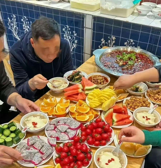 其实不用笑人家，我第一次吃自助餐也这样