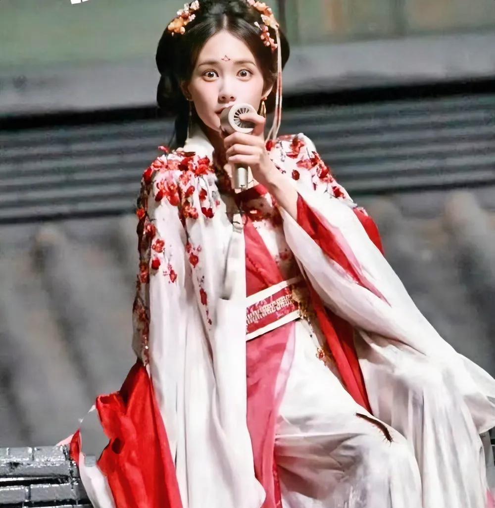 李一桐穿上剧照服好美好仙，她还沉浸在和粉丝们的互动中，全然不知道有条大大的蜈蚣爬