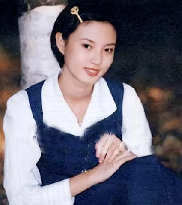 18岁的刘芳菲在吉林读大学时的留影，十八岁的她就已经是个大美人了！
可惜！她现在