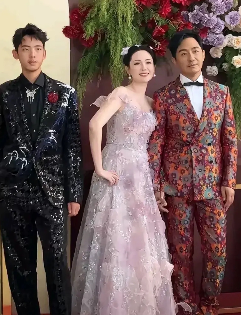 郭晓冬愿意穿上这套胡里胡哨的花西装，程莉莎功不可没，哈哈哈哈。毕竟为了配合老婆拍