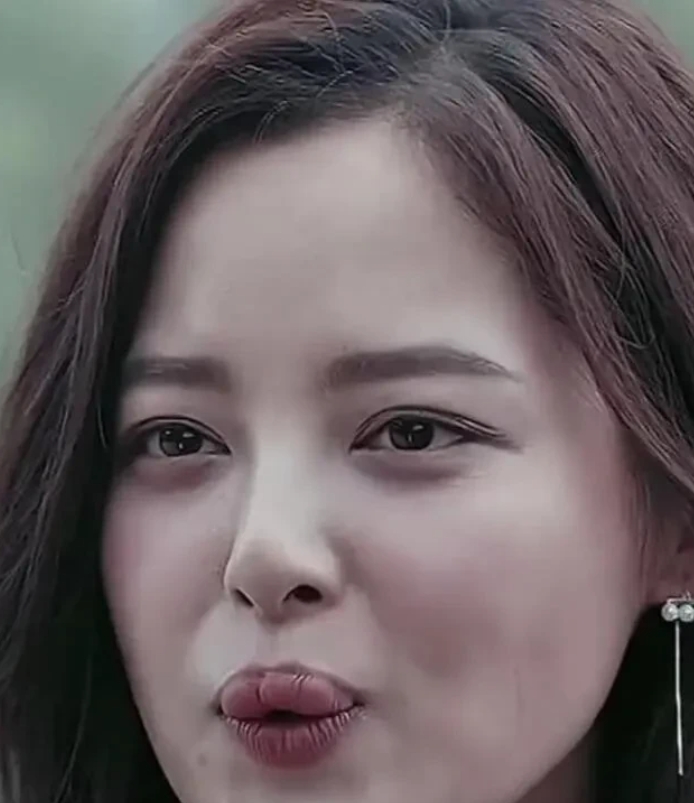 感觉所有的女演员当中，最欣赏不来的是她的颜值，说她丑嘛，她又不难看，但也算不上美