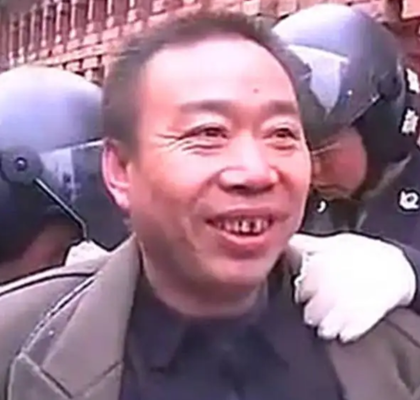 2001年，山西一煤老板枪杀14人，被抓时他面带笑容，毫无悔意，扬言道：“如果再