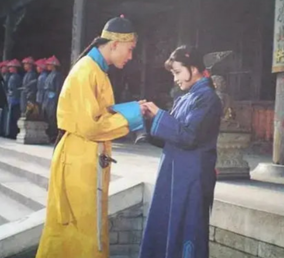 刘晓庆和梁家辉一起演戏的时候还有这么多趣事呢。
那时候的刘晓庆年轻气盛，看梁家辉