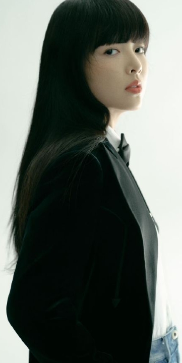 黑长直御姐的风怎么吹到吴倩这来了，以前一直以为她就是个甜妹，甜妹风甜妹印象都固死