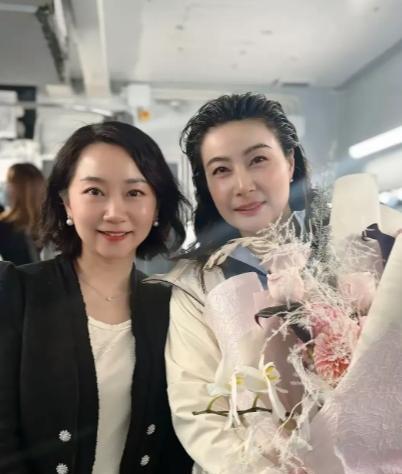一直都知道郭晶晶很漂亮。
可看了这张合影才知道。
郭晶晶其实底子就不一般。
以前