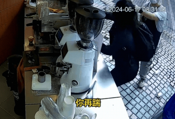 Manner 咖啡泼粉事件+Manner男店员与顾客冲突事件，这事连着发生两起，
