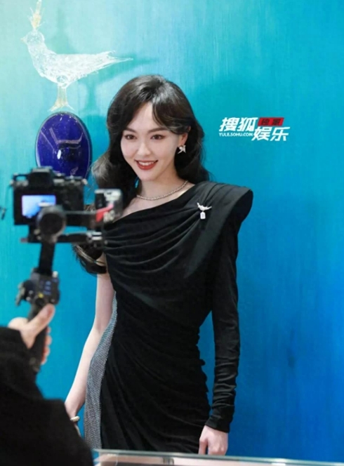 唐嫣出席品牌活动的生图流出啦，真的美到我心巴上！


这次活动，她一头大波浪长发