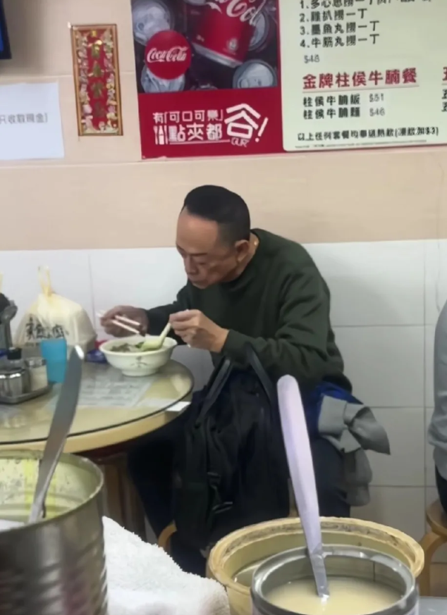 茶餐厅偶遇香港老戏骨，非常面熟，有人认得他吗？
近日，某网友在个人社交账号分享了