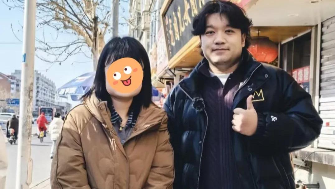 28岁尤浩然在天津被偶遇，打扮老气，脸方头大，身材和小时一样胖