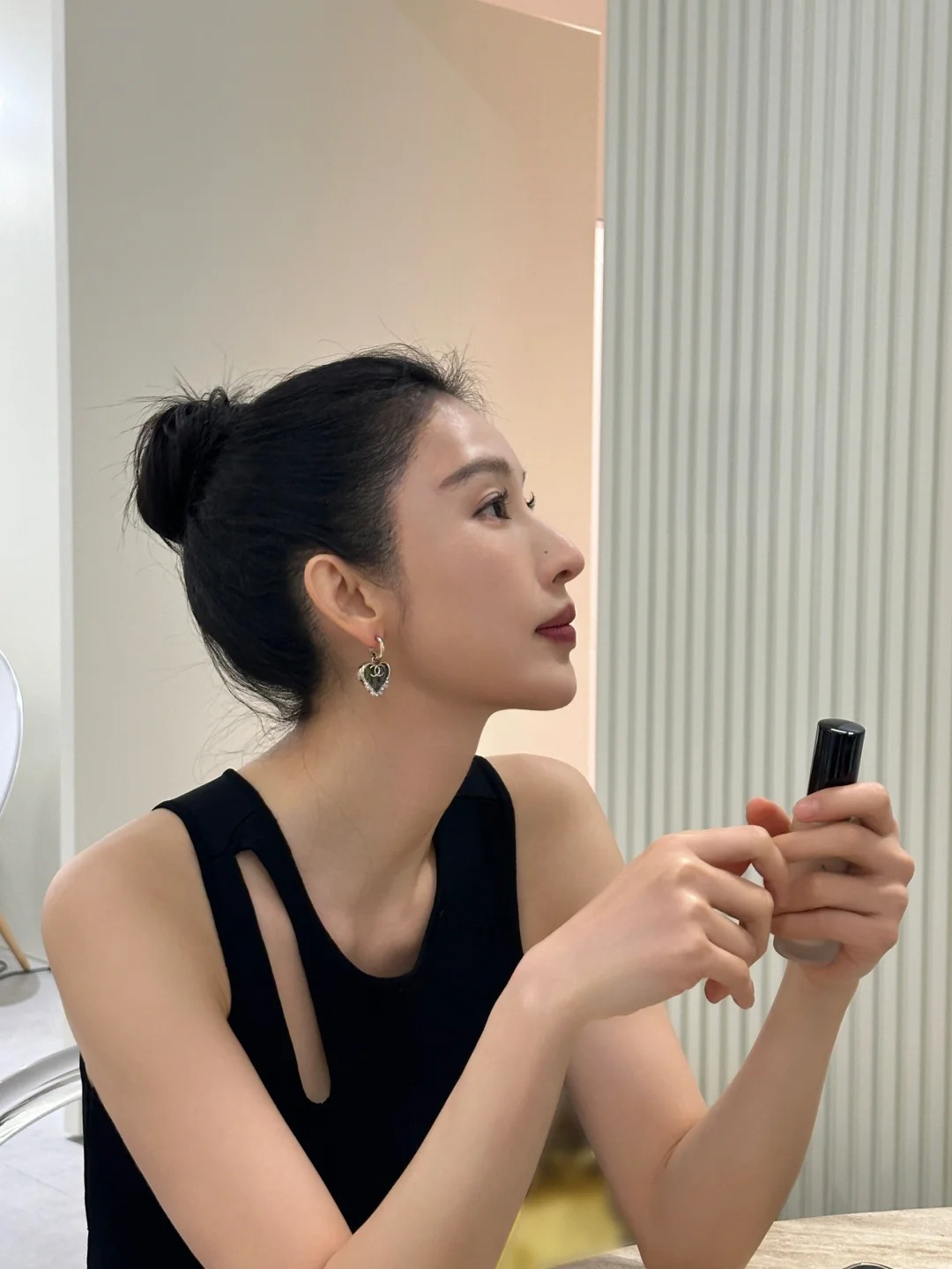 左滑👉看好久不见的大背头哇咔咔👧
有炸毛感 这样梳光也蛮好看的
生发攻略2.