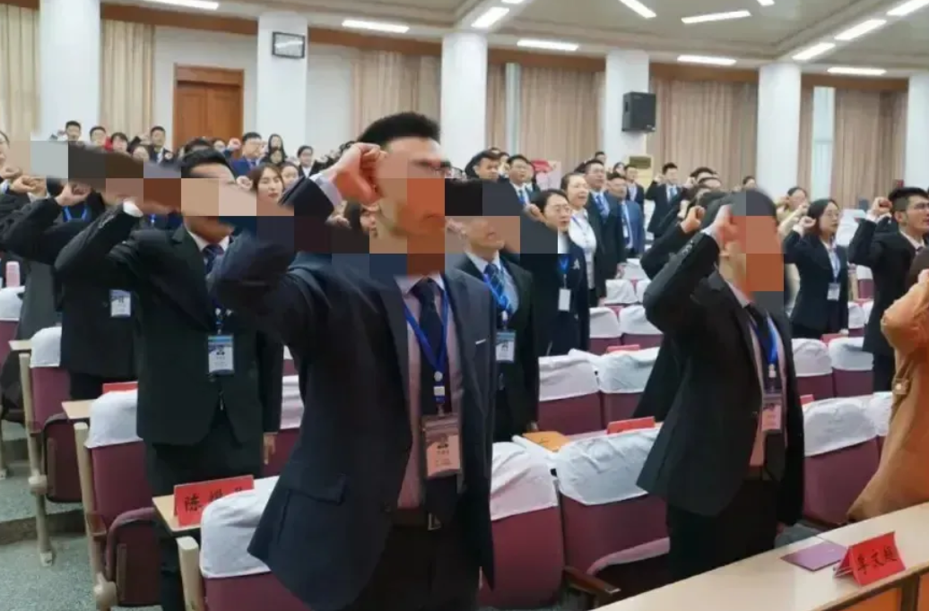 目前，最辛苦的工作，不是外卖员、快递员，不是建筑工人，不是保安大哥，是政府基层工