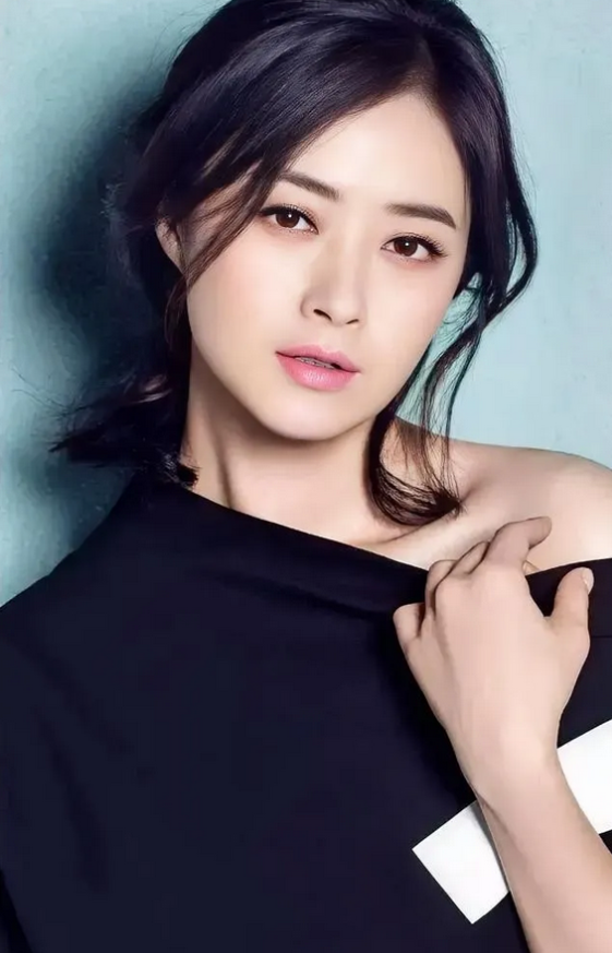 演员，蒋欣说，我8岁就开始拍戏了，有几年，几乎承包了河南所有小女孩儿的角色，大家