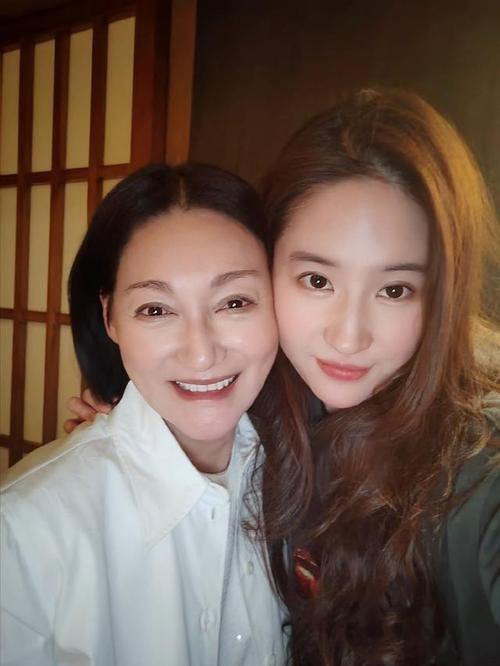刘亦菲送花惠英红，七夕见证娱乐圈真挚友谊