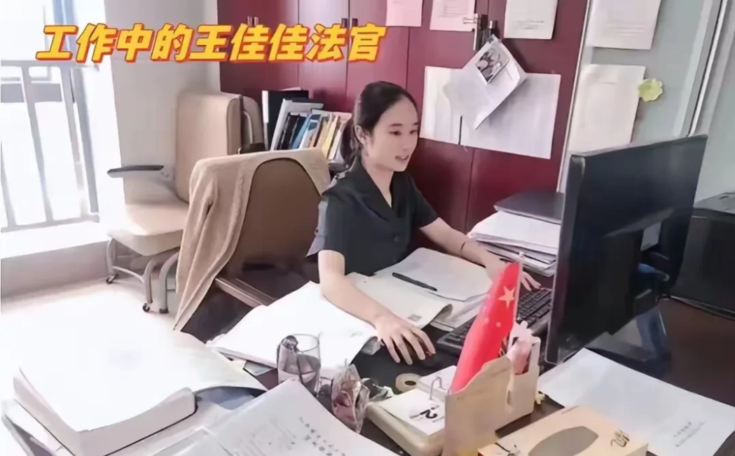 王佳佳面对那把刀时，估计到最后一刻都没想明白为什么会这样。医院给了29天的住院证