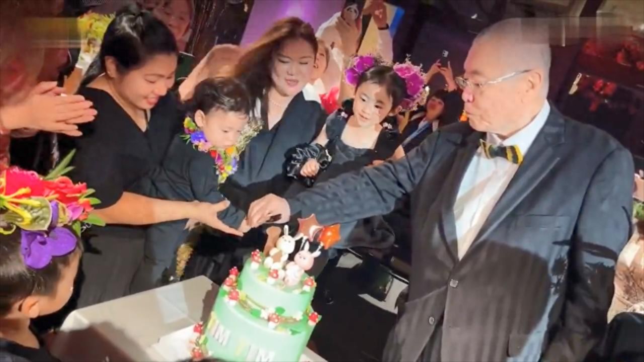 85岁钢琴家刘诗昆为儿子办1岁生日派对，一家四口幸福同框笑不停