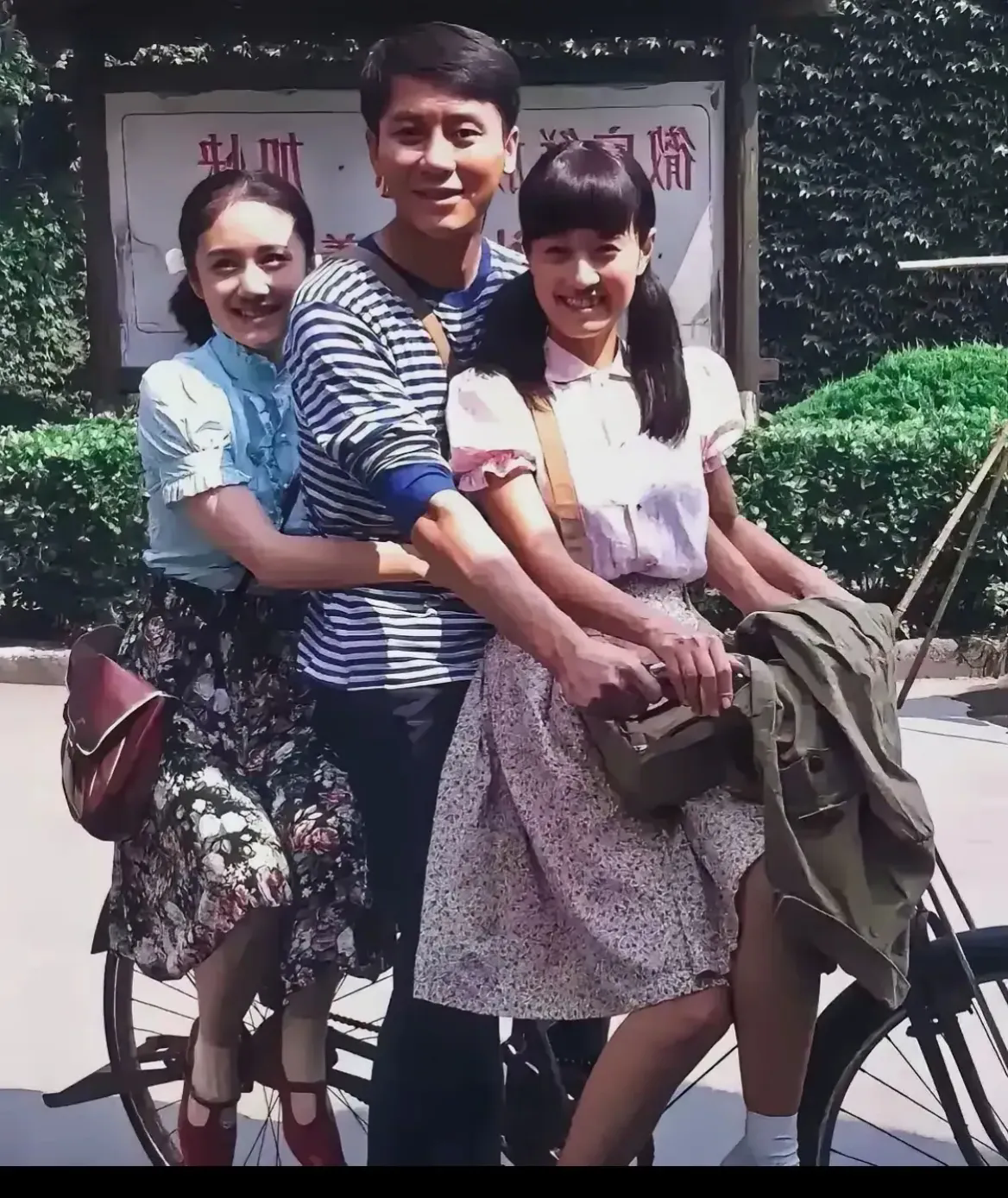李晨骑自行车载的两个美女，一个是马伊琍，后面那个美女是谁呢？
      这马伊