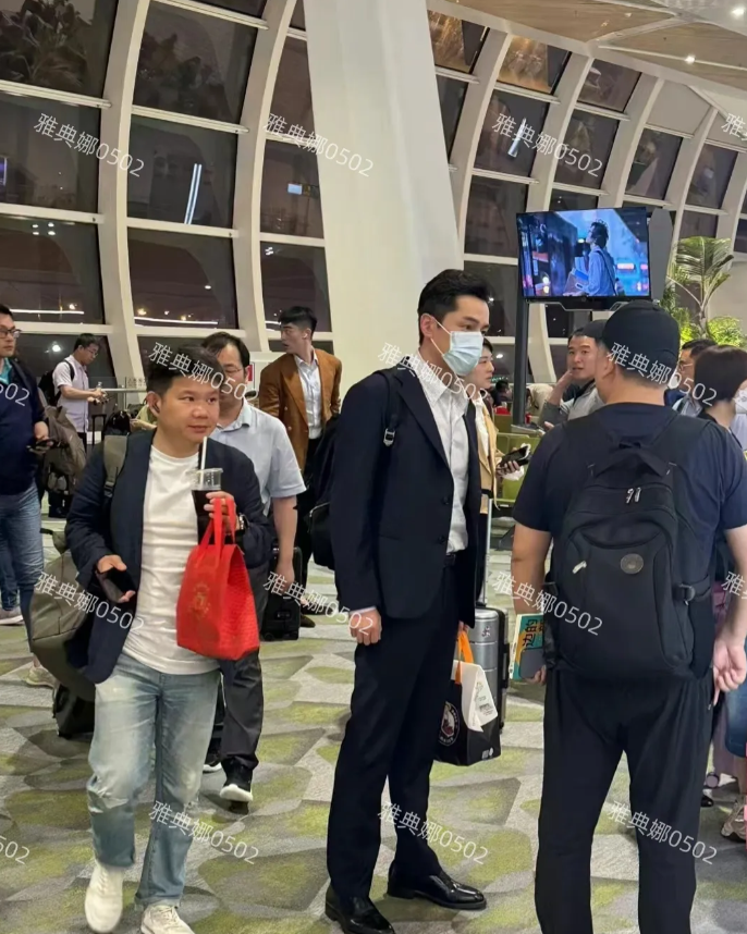 机场遇到胡歌，真人比电视上帅太多了，大高个大长腿，在人群中太显眼了，想认不出他都