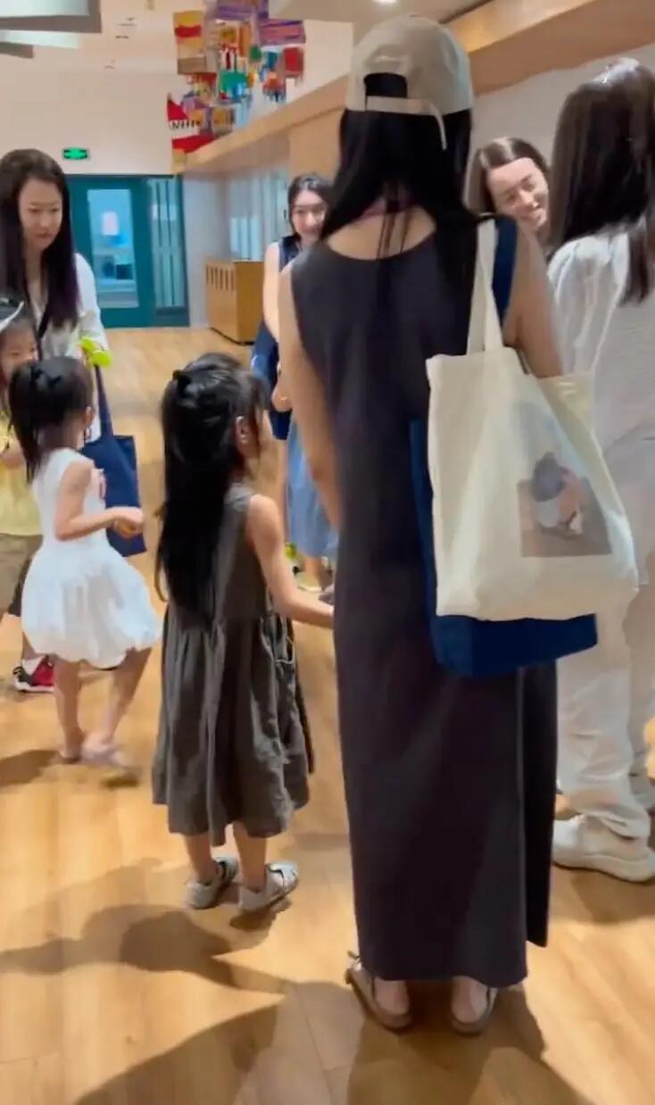 高圆圆现身女儿开学典礼，爱意无限