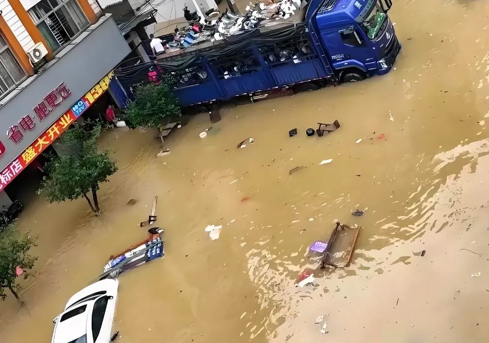 湖南平江县城近期，水患如此严峻，主要归因于极端降雨远超排水系统承受能力，多山丘陵
