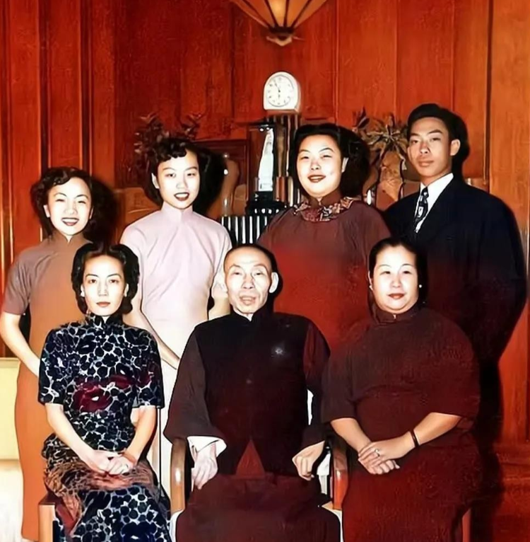 1937年，姚太太邀请闺蜜留宿。半夜，她悄悄起身打开房门，丈夫咻的侧身进来，急切
