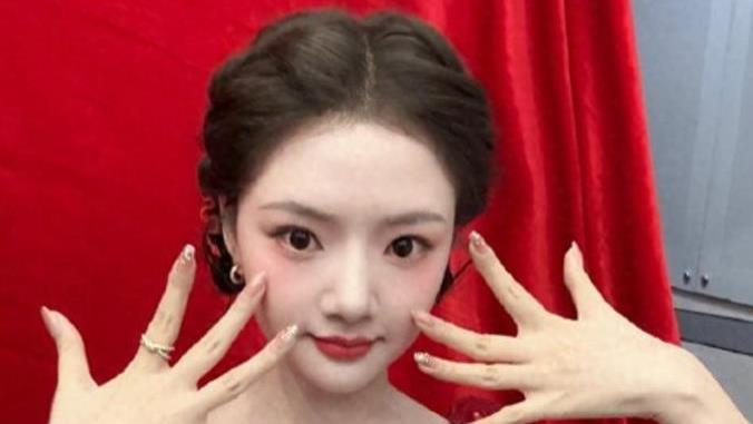 任敏美甲，任敏央视蛇年春晚《画蛇添福》是截到了任敏的春晚美甲