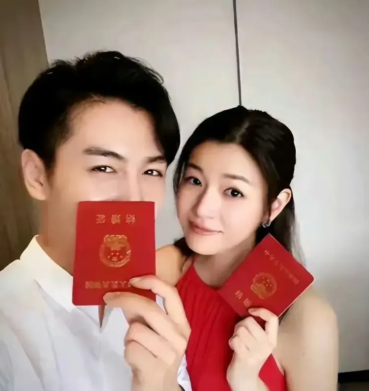 王菲李亚鹏因为陈晓夫妇又上了热搜，
这才发现王菲以前这么有性格，
离婚声明干脆利