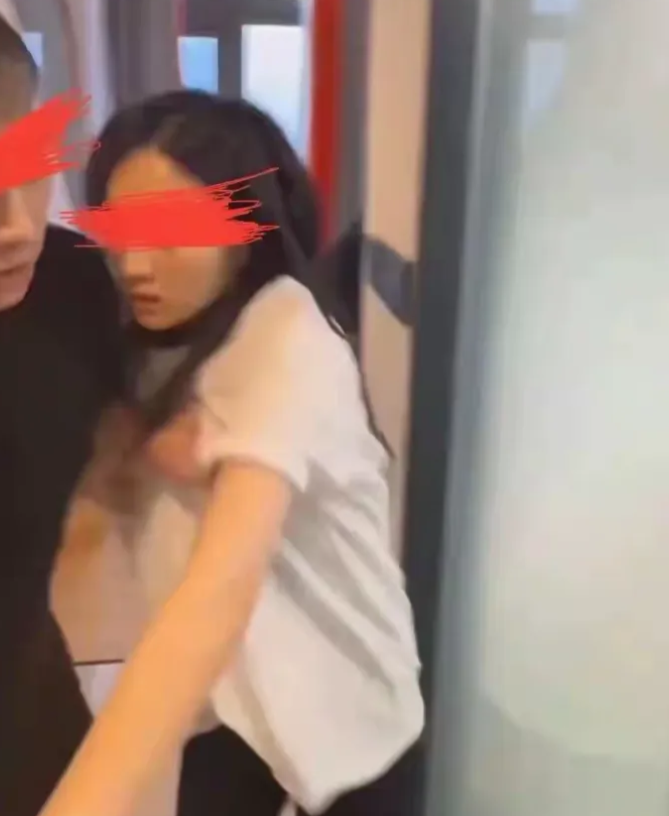 真是讽刺！
汕头家庭婚姻幸福协会副主席，
和医院院长出轨被抓奸了。
家庭婚姻幸福