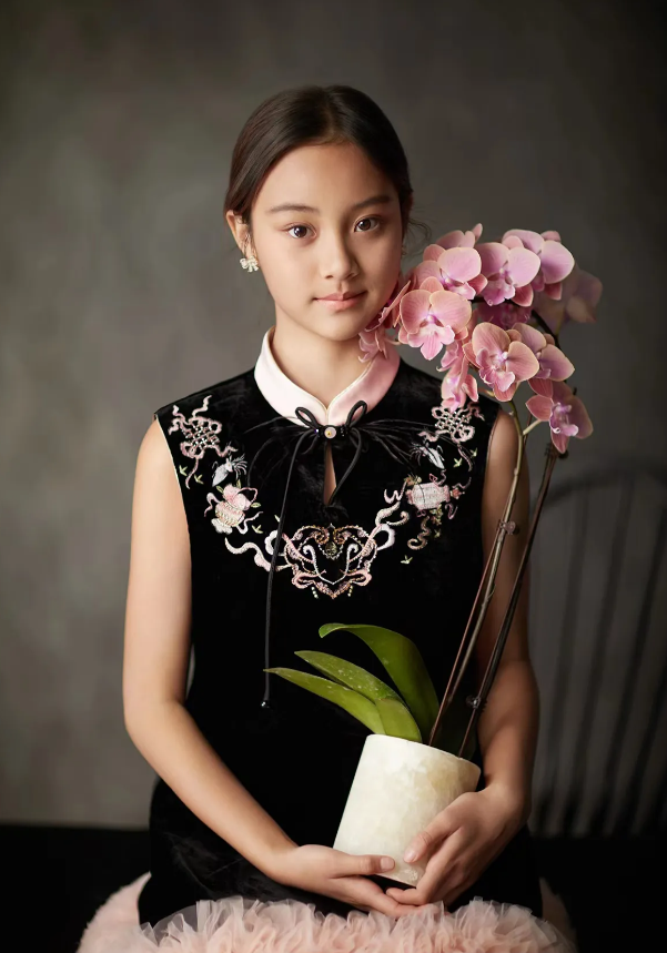 甜甜馨长得太像爸爸贾乃亮了，没有继承妈妈的白皮肤和洋气可爱的气质，但也五官端正清