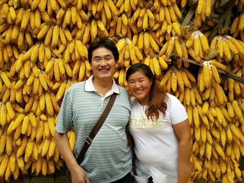 朱之文成名后，有次收到女子的表白信息，正好被媳妇撞见，她勃然大怒：“苍蝇不叮无缝
