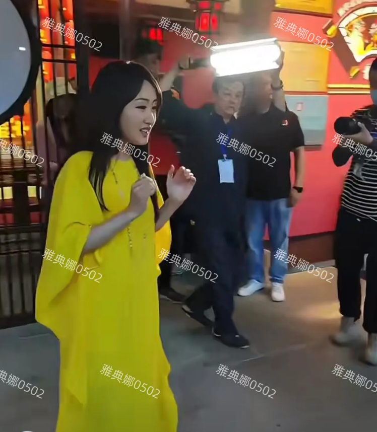 景德镇偶遇杨钰莹，她个子不高小小一只，鹅蛋脸杏核眼眉清目秀皮肤雪白长相很古典，声