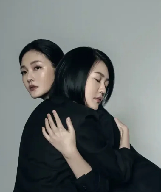 大S都走了，小S遇事还是一点长进也没有。

小S为什么突然改口说灰不放家里要树葬