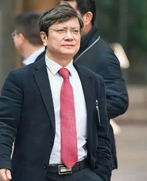 郑强教授一句话让国人都震惊了：民富不等于国强。如果我们跟老美干起来，跑的最快的可