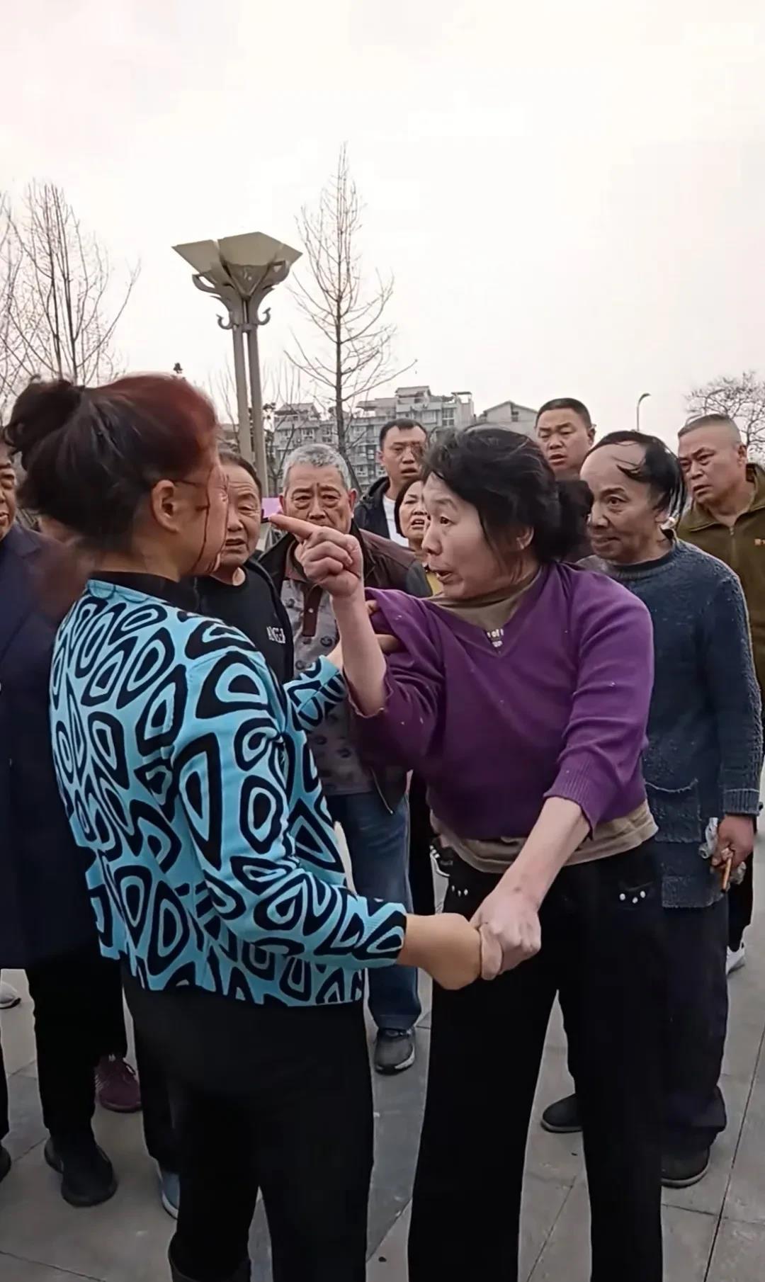 帮助她人反被打的头破血流，这是怎么了？
事情发生在成都，紫衣女子在路边蹲了很久了