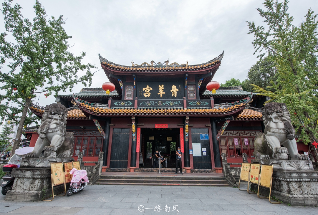中国最懂得享受生活的城市，在道观里开茶座，生意还很火爆