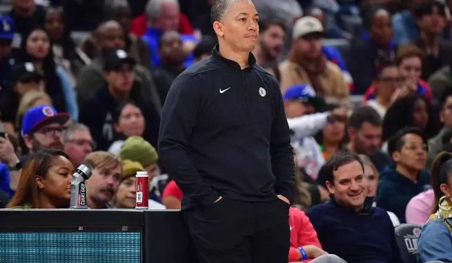 快船主帅泰伦-卢的内心是非常苦涩的，他手下拥有伦纳德这样的超级巨星，却是只能看不