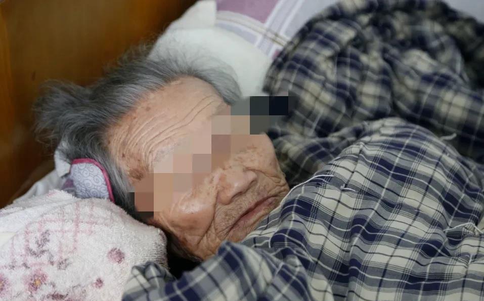 “人心不足蛇吞象。”87岁老太太无儿无女孤身一人，于是将手里460000元养老钱