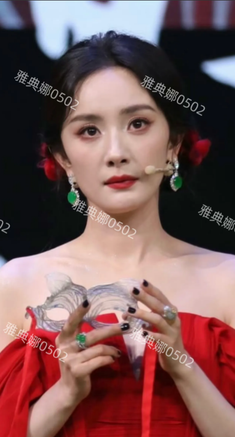 杨幂咋回事？不仅老了连眼里都没光了！
她表情木讷眼神涣散灵气全无，大红色也撑不起