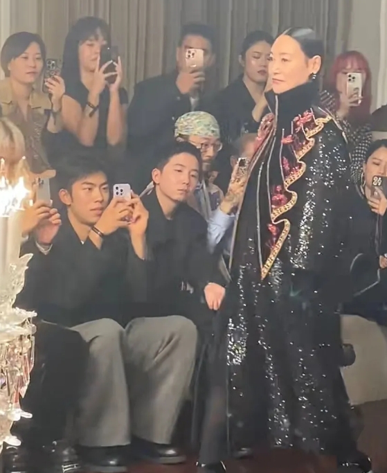 感受一下惠英红满洲正黄旗后裔的气场，别的不说，就说64岁穿10厘米左右的大高跟儿